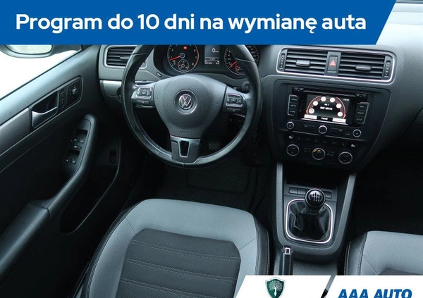 Volkswagen Jetta cena 40000 przebieg: 121094, rok produkcji 2013 z Działoszyn małe 326